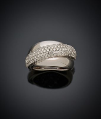 gros plan d'une bague avec des diamants sur une surface noire