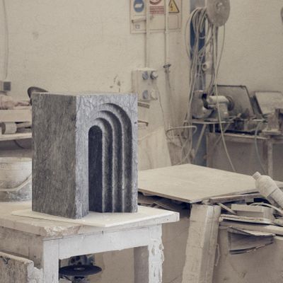 une image montrant la création d'une œuvre d'art dans un atelier