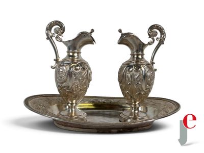 deux vases en argent posés sur un plateau en argent, sur fond blanc