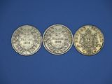 trois types différents de pièces d'argent sur fond bleu