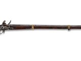 un vieux fusil avec un canon en bois et des garnitures en laiton