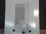 emballage d'un radiateur électrique blanc posé sur une table en bois