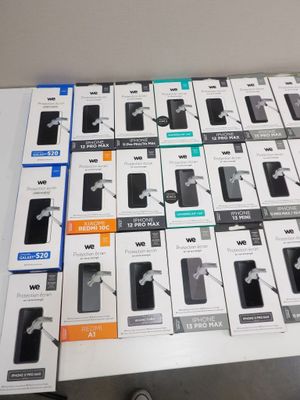 beaucoup de boîtes de téléphones portables sur la table