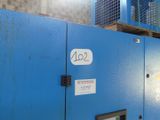 une machine bleue qui se trouve dans un entrepôt
