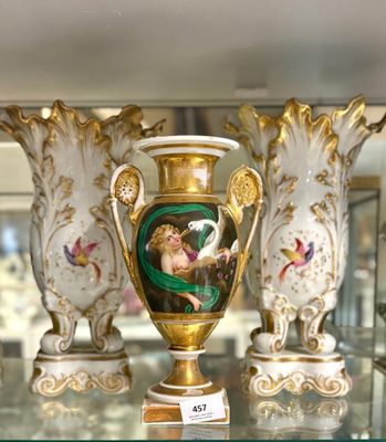 trois vases posés sur une étagère en verre
