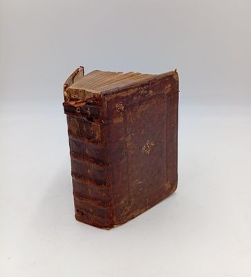 un vieux livre posé sur une table