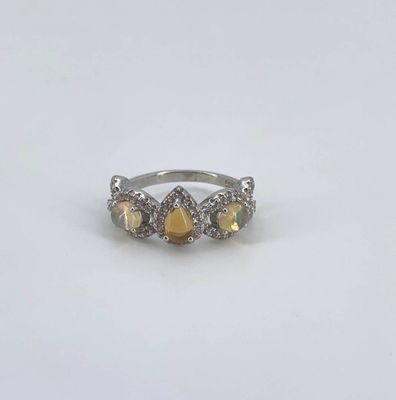 Bague en argent sertie d'une opale d'environ 1.08 cts et pie…