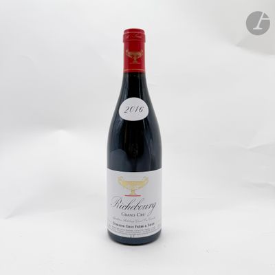 une bouteille de vin posée sur une table