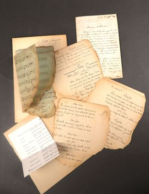 quelques vieux papiers et une loupe posés sur une table