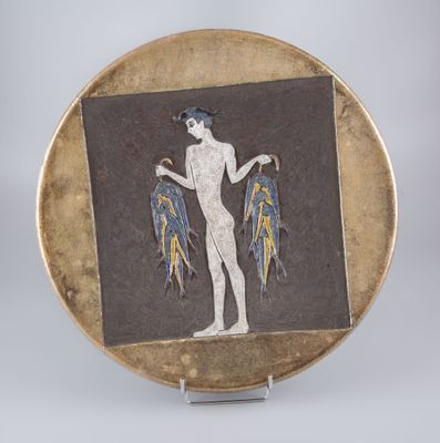 une photo d'une assiette sur laquelle figure l'image d'une femme