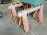 une boîte verte posée sur un banc en bois