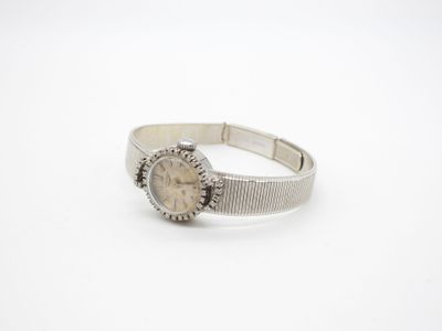 une image d'une montre-bracelet sur une surface blanche