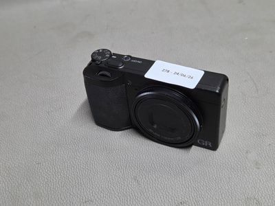 un petit appareil photo posé sur une table