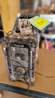 une radio cassée posée sur une table, avec une étiquette de prix