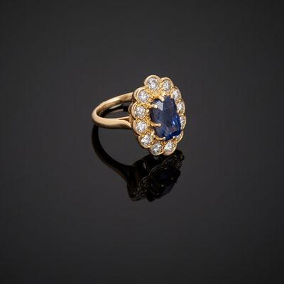 Bague Pompadour en or jaune 750°°° (tête d'aigle) centrée d’…