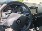 l'intérieur d'une voiture avec un volant et des commandes sur le tableau de bord