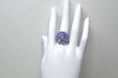une main portant une bague, posée sur un mannequin