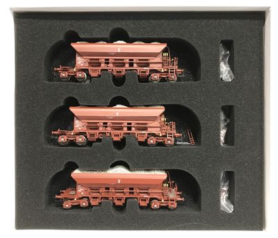 trois wagons rouges dans un cadre noir sur un fond blanc