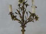 chandelier en laiton avec des fleurs et des bougies sur fond blanc