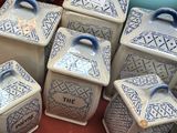 de nombreux récipients en céramique bleus et blancs posés sur une table