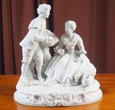 une figurine représentant un homme et une femme assis sur une table