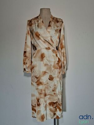 une image d'une robe sur un mannequin