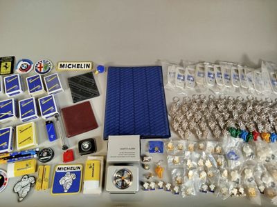une table sur laquelle sont posés de nombreux objets
