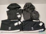trois vêtements noirs et blancs posés sur une surface blanche