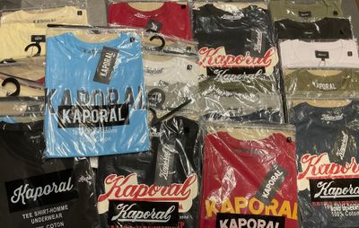beaucoup de t-shirts emballés dans du plastique