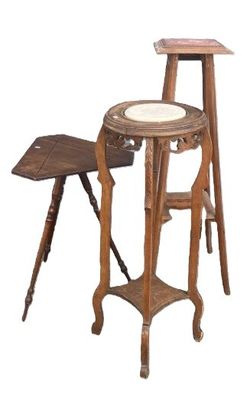 une petite table avec un tabouret à côté