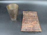 un petit morceau de bois posé à côté d'une tasse sur une table