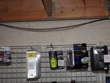 Il y a beaucoup d'appareils électroniques accrochés au mur dans ce garage