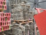 un gros tas d'objets divers dans un entrepôt