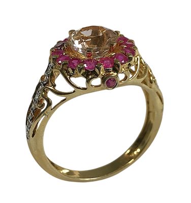 une image représentant une bague en or sertie d'une pierre rose et entourée de pierres roses