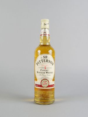 une image représentant une bouteille de bière posée sur une table