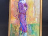 une peinture à l'huile représentant une femme en robe violette debout devant un fond bleu