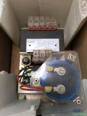 un boîtier contenant du matériel électrique