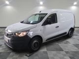 la camionnette blanche est garée sur un sol carrelé en damier