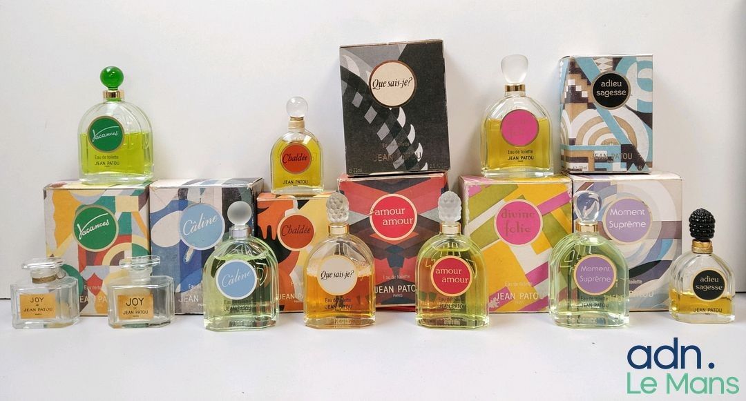 Lot de 8 factices de parfum JEAN PATOU, dans leur cartonnage…