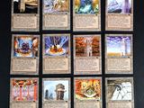 une photo montrant un jeu de cartes posé sur une table