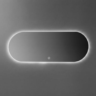 une photo d'un miroir de salle de bains éclairé dans l'obscurité