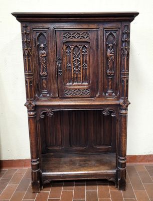 une vieille armoire en bois surmontée d'une étagère