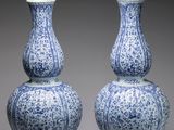 paire de vases bleus et blancs à motifs floraux