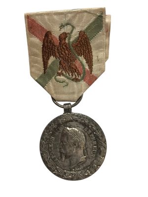une vieille médaille sur laquelle figure le portrait d'un homme