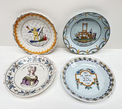 trois assiettes à motifs différents posées sur une surface blanche