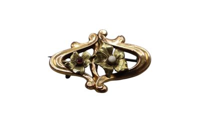 an image of a gold broochle with flowers and leaves