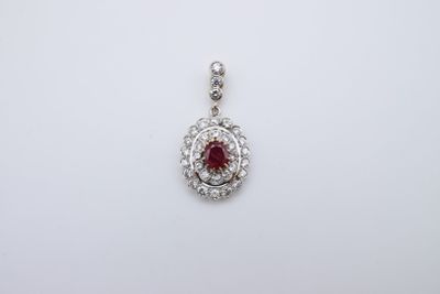 un pendentif en rubis et diamants sur fond blanc