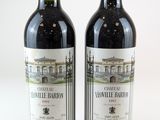 deux bouteilles de vin posées l'une à côté de l'autre sur une surface blanche