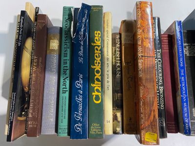 de nombreux livres alignés sur une étagère
