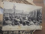 plusieurs vieilles photos en noir et blanc montrant des personnes debout devant un train